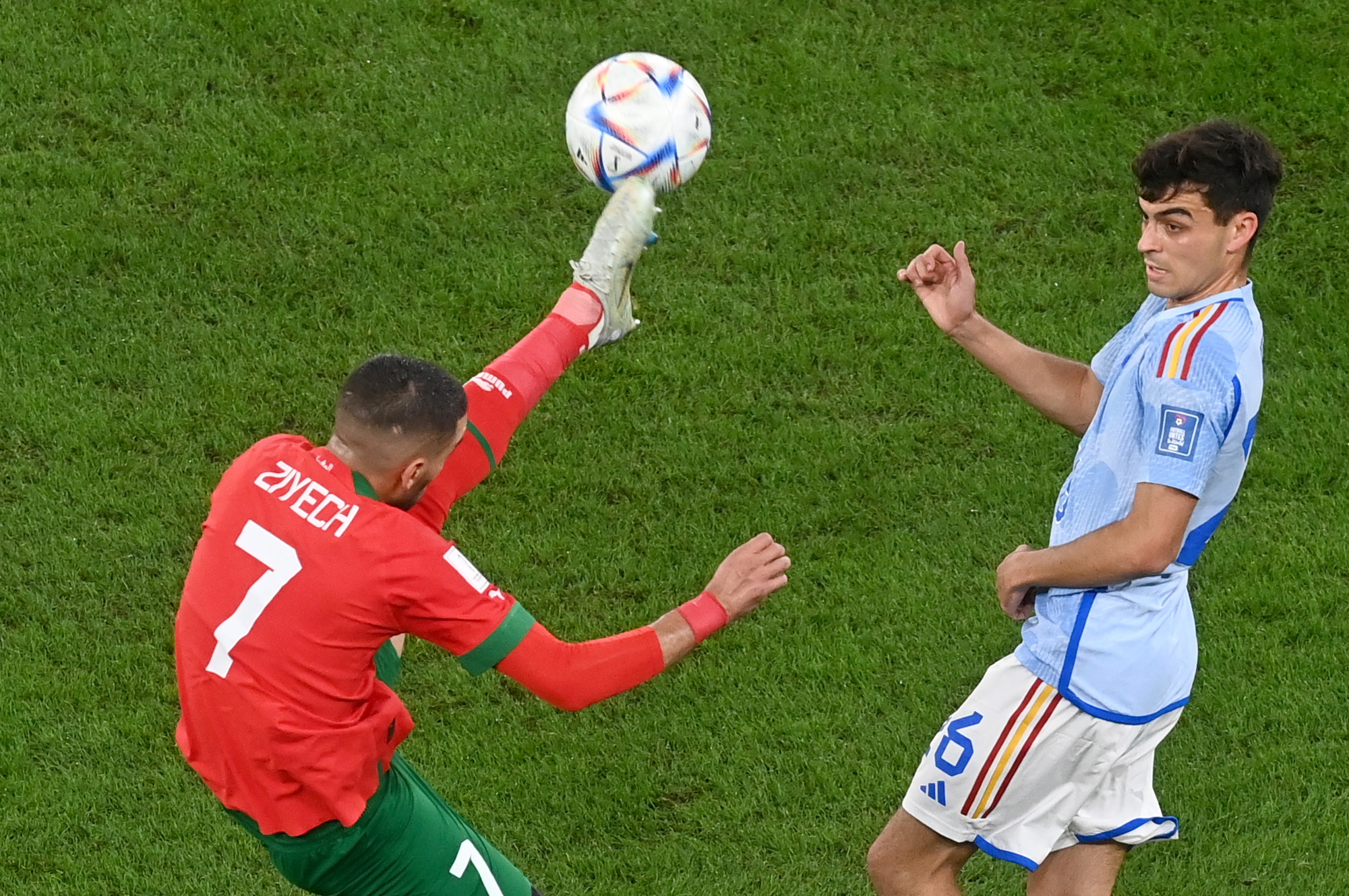 Doha (Qatar), 06/12/2022.- Hakim Ziyech (L) of Morocco in action against Pedri of Spain during the FIFA World Cup 2022 round of 16 soccer match between Morocco and Spain at Education City Stadium in Doha, Qatar, 06 December 2022. (Mundial de Fútbol, Marruecos, España, Catar) EFE/EPA/Neil Hall
