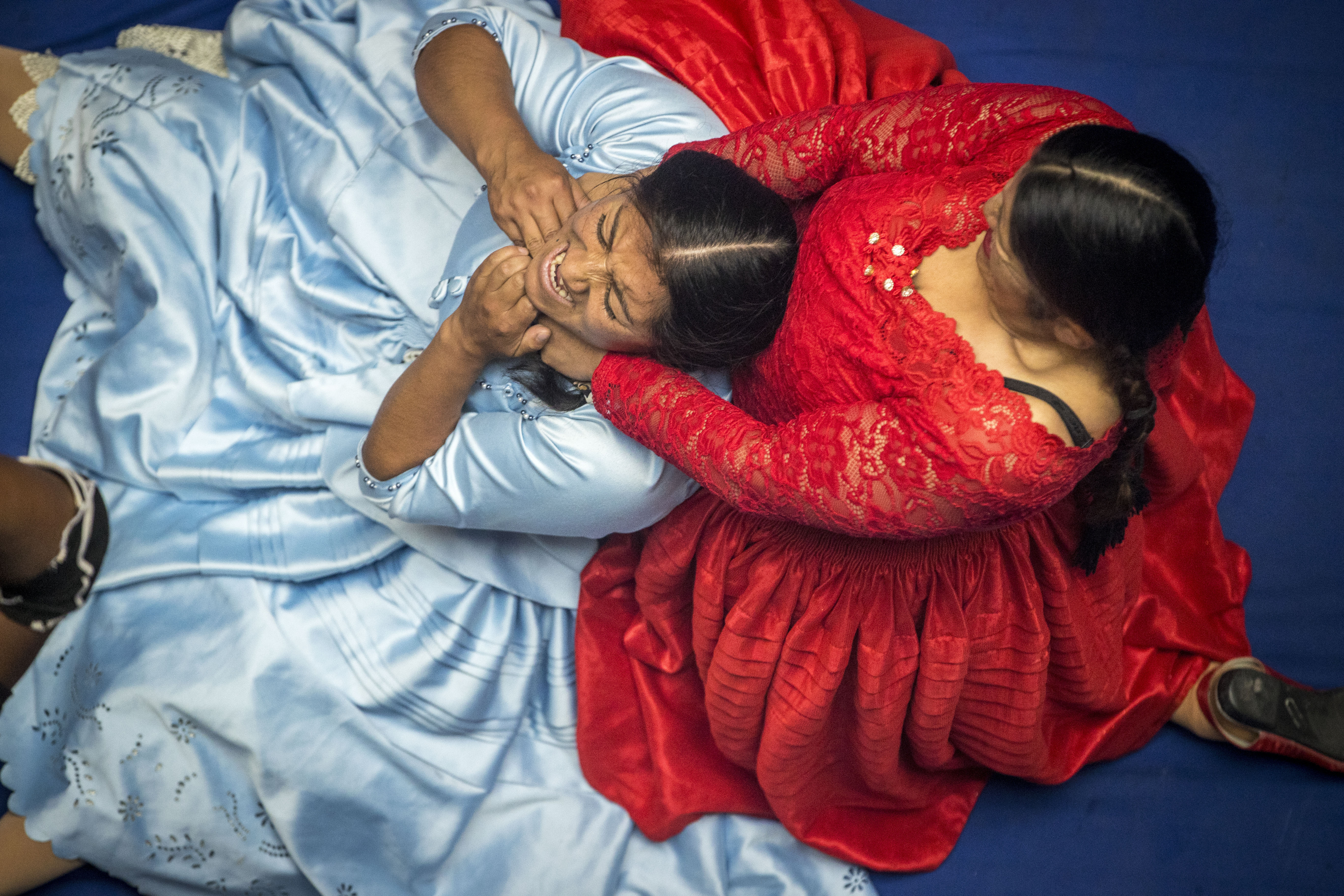 -FOTODELDÍA- AME7082. LA PAZ (BOLIVIA), 23/12/2024.- Fotografía del 20 de diciembre de 2024 de las cholitas luchadoras Yolanda 'la Amorosa' (i) y Sarita 'la Romántica' enfrentadas en un cuadrilátero, en La Paz (Bolivia). El boliviano Roberto Mamani Mamani y un grupo de cholitas luchadoras unieron fuerzas para llevar ese deporte a una antigua casona colonial que acoge un centro cultural liderado por el afamado artista plástico aimara en una de las calles más turísticas en el centro histórico de La Paz. EFE/ Esteban Biba