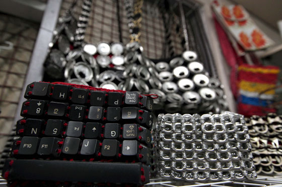 Monederos elaborados con teclas y latas, moda comprometida