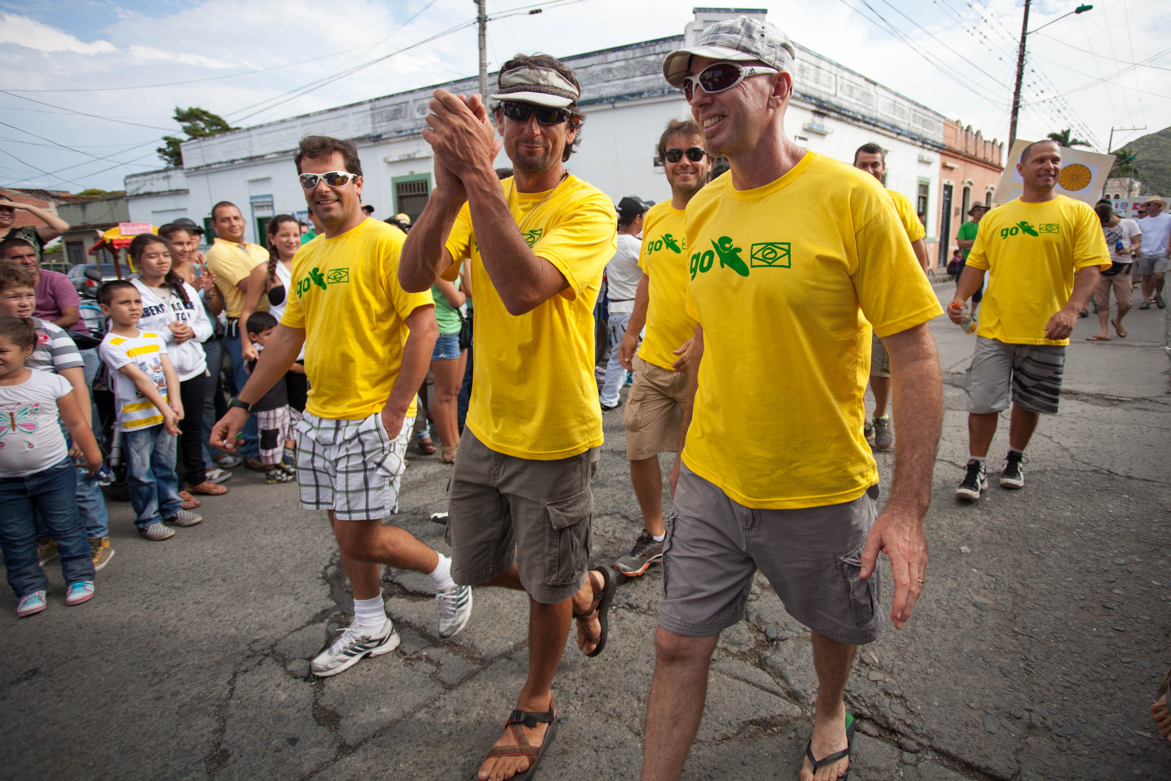 La delegación de pilotos de Brasil, camina hoy martes 15 de enero, durante el desfile inaugural de la Superfinal del Paragliding World Cup 2013 competencia que se desarrollará por primera vez en Colombia a partir de mañana miercoles 16 de enero y hasta el 26 de enero de 2013. En la SPWC participan los 140 mejores pilotos del mundo provenientes de 32 paises. La superfinal se volará en Roldanillo /Valle del Cauca.  Foto: Federico Rios