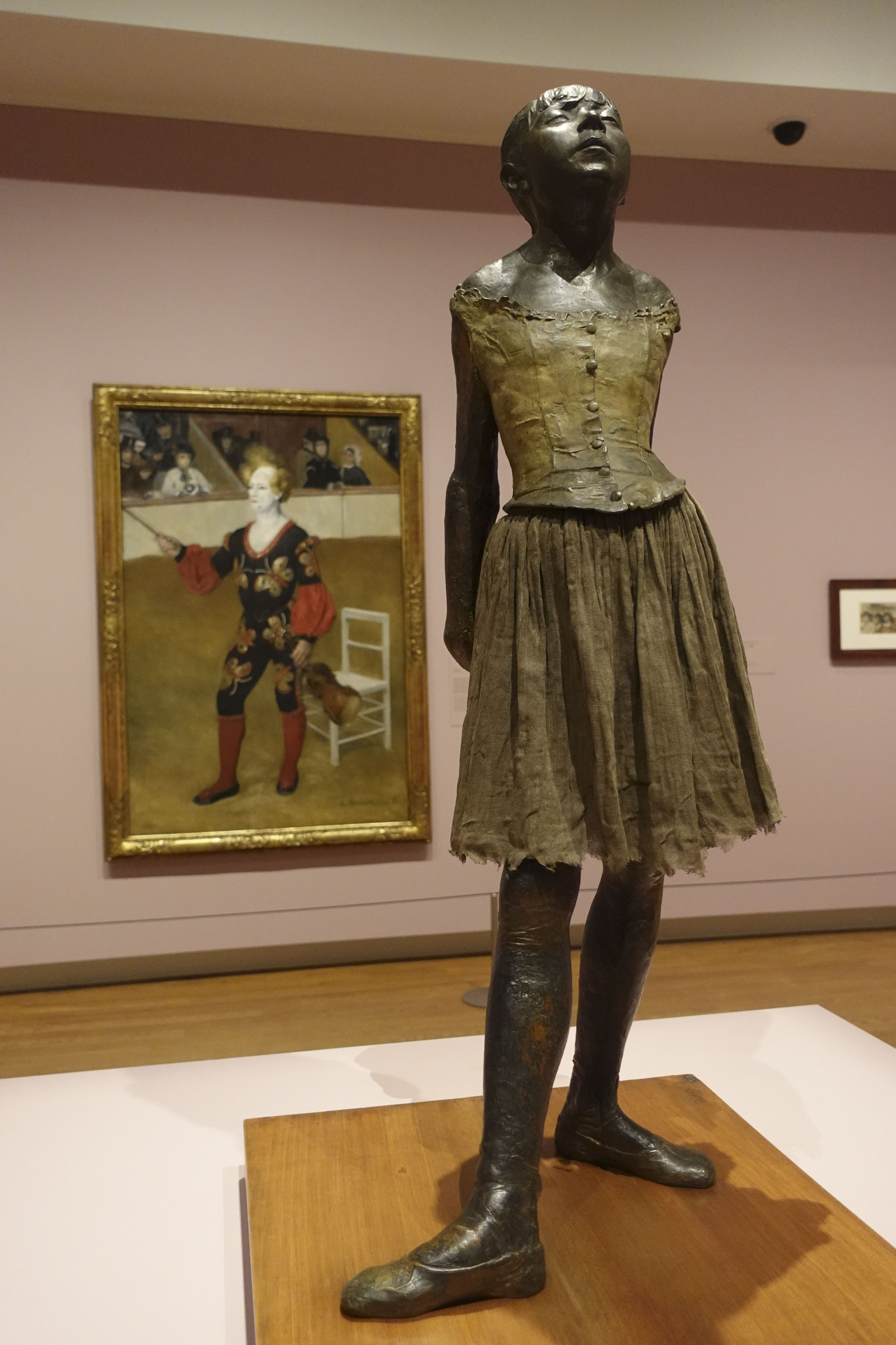 ÁMSTERDAM, 11/10/2024.- La Pequeña bailarina de 14 años (1881) de Edgar Degas forma parte de la exposición titulada “Vive l'impressionnisme!”, que abre sus puertas al público este viernes en el Museo van Gogh de Ámsterdam y tiene lugar con motivo del 150 aniversario del movimiento impresionista. EFE/ Imane Rachidi