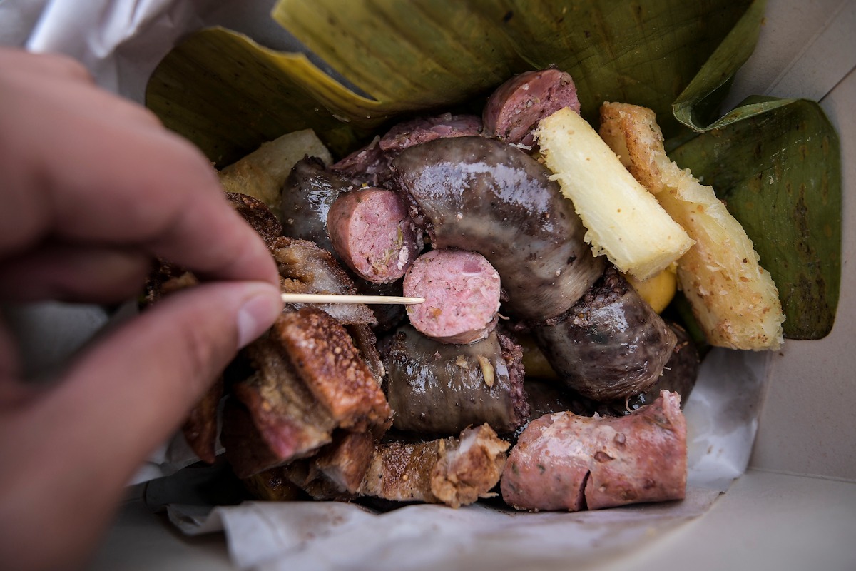 Esto quiere decir que cada restaurante podrá tener una versión, pero sin dejar de lado el chicharrón, papa criolla, longaniza, costillas de cerdo, yuca frita, morcilla y plátano maduro.