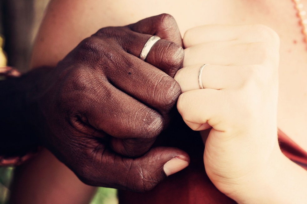 ¿Por qué no hay un emoji de una pareja interracial? Tinder propone crearlo