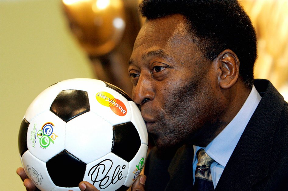 Pelé abandona hospital en silla de ruedas tras operación