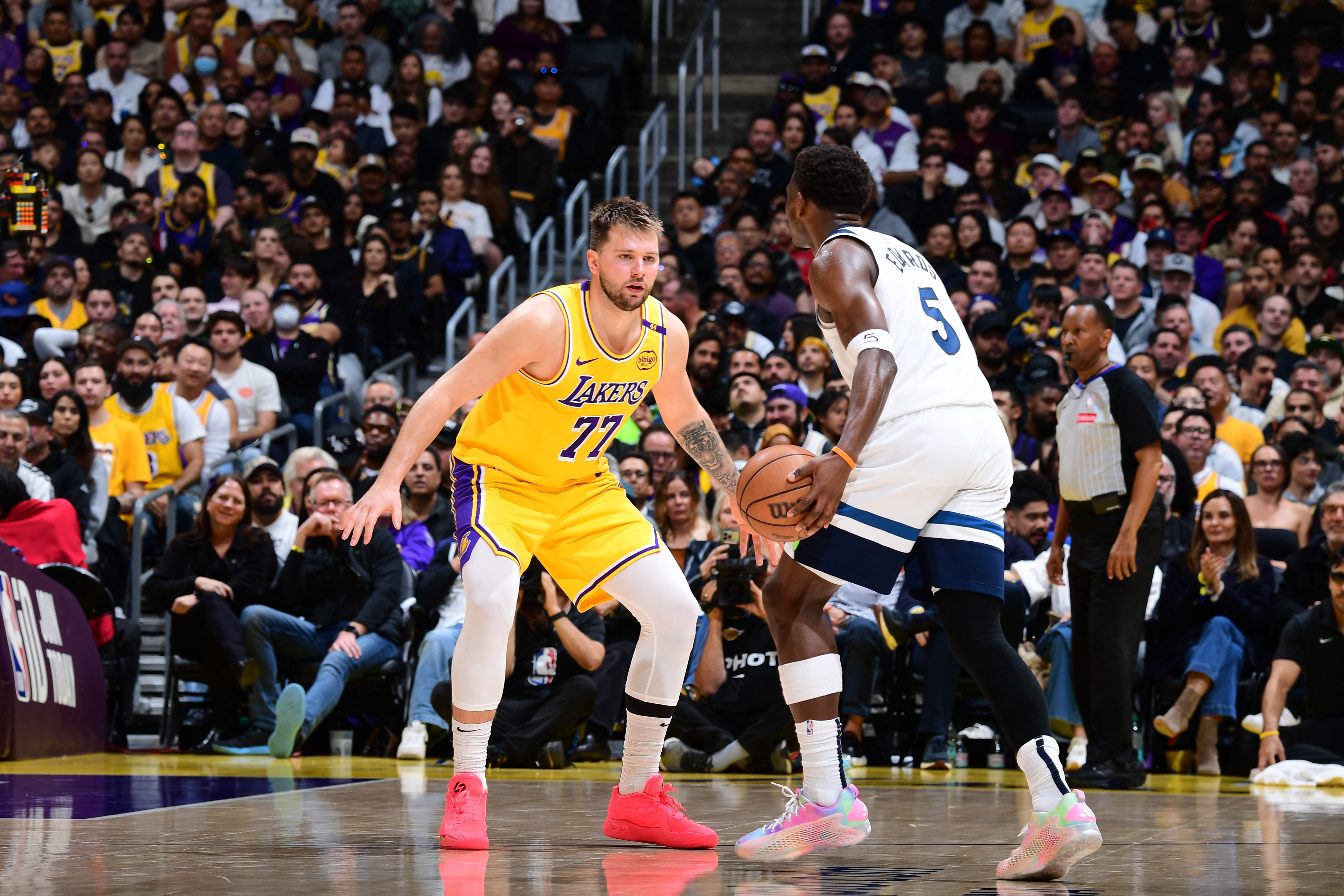 Un Luka Doncic descomunal lideró triunfo de Lakers: serie empatada en los playoffs