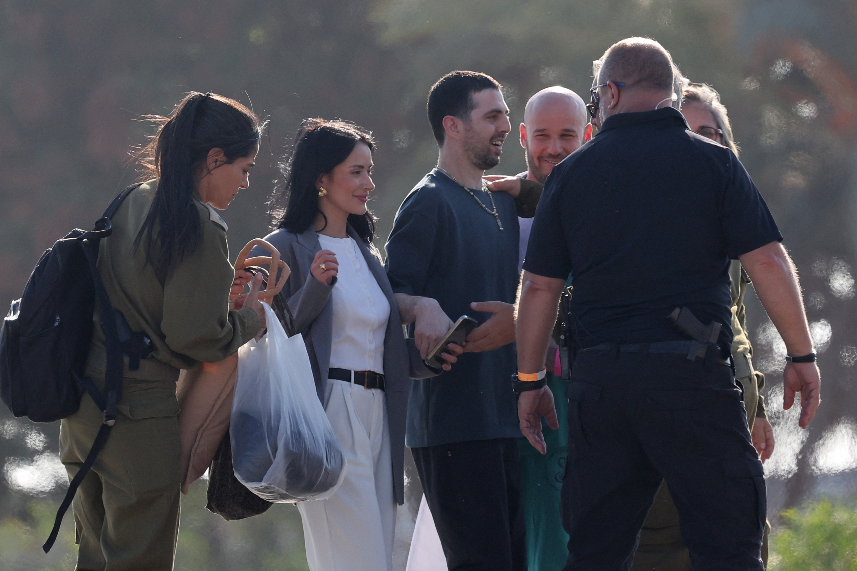 Esposa de rehén colombo-israelí dice que Petro ayudó a salvarle la vida de Hamás