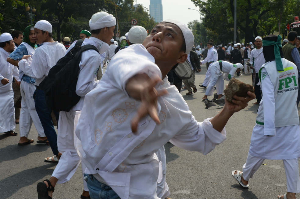 Varios indonesios lanzaron piedras contra la Embajada de Estados Unidos en Jakarta. / AFP