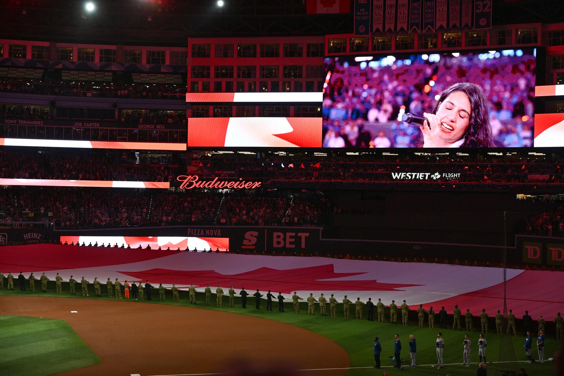 TORONTO (Canada), 25/10/2025.- Canadian singer Alessia Cara sings the Canadian national anthem before the MLB World Series game two between the Los Angeles Dodgers and the Toronto Blue Jays in Toronto, Canada, 25 October 2025. EFE/EPA/EDUARDO LIMA