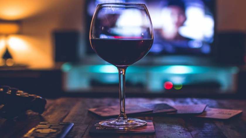¿Es bueno tomar una copa de vino antes de dormir? Esto dicen los expertos