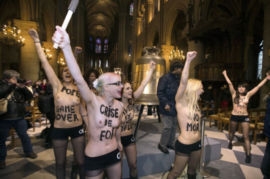 Feministas celebran la renuncia del papa desnudándose