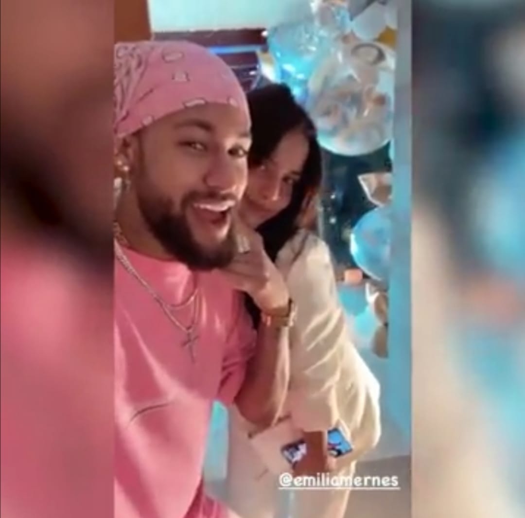 Neymar y Emilia Mernes disfrutado de una fiesta en la mansión del futbolista a finales del 2020.