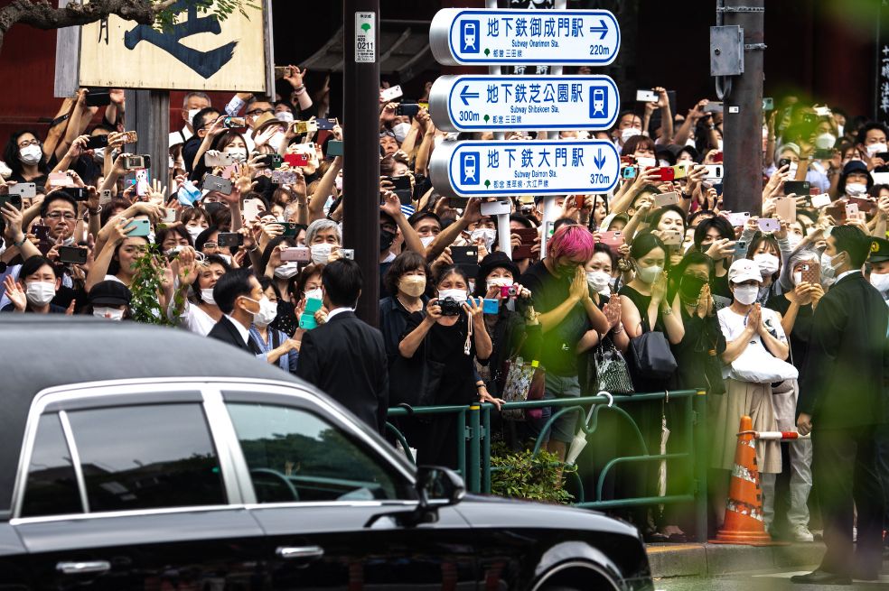 Miles de japoneses despiden en las calles al asesinado ex primer ministro Shinzo Abe