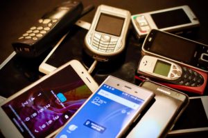 Hay razones variadas para guardar celulares en desuso. La principal es la creencia de que puede resultar útil en otro momento.