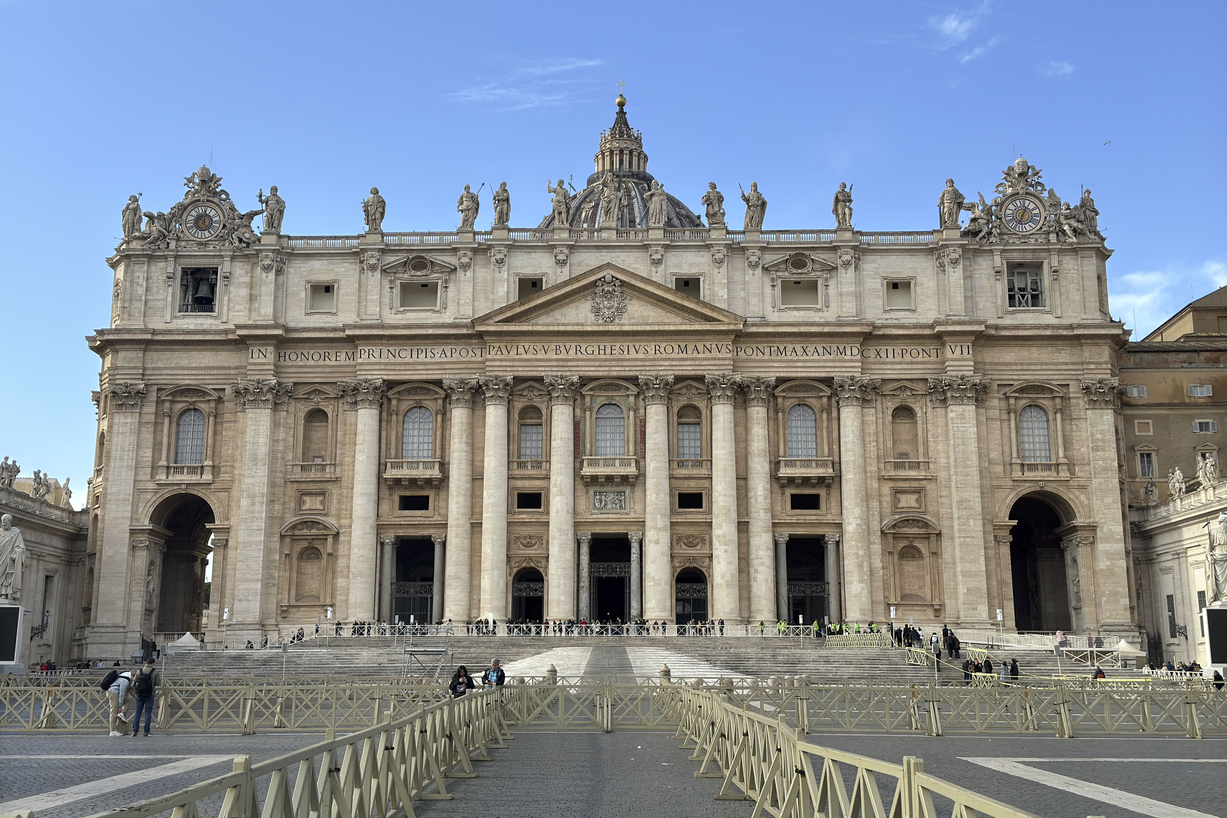 CIUDAD DEL VATICANO, 07/01/2025.- Más de medio millón de personas han cruzado la Puerta Santa de la basílica de San Pedro del Vaticano, sólo dos semanas después de su apertura por el papa Francisco en el acto solemne que dio inicio al Jubileo, la gran celebración católica que cada 25 años llama a los creyentes a una peregrinación a Roma. EFE/ Daniel Cáceres