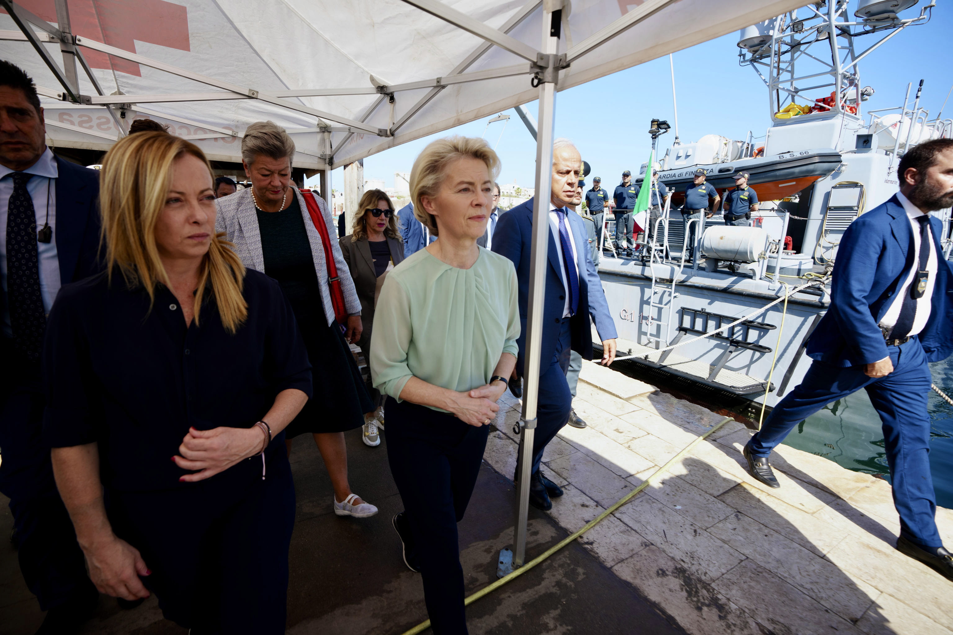 Lampedusa (Italy), 17/09/2023.- A handout photo made available by CHIGI PALACE PRESS OFFICE shows Italian Premier Giorgia Meloni, EU Commission President Ursula von der Leyen watch the dozens of small boats moored in front of the quay, on which hundreds of migrants have arrived in recent weeks, in Lampedusa, Italy, 17 September 2023. The prime minister of Italy and the president of the European Commission arrived on the island of Lampedusa as tensions rise over an increase in migrant arrivals. (Italia) EFE/EPA/FILIPPO ATTILI HANDOUT EDITORIAL USE ONLY/NO SALES