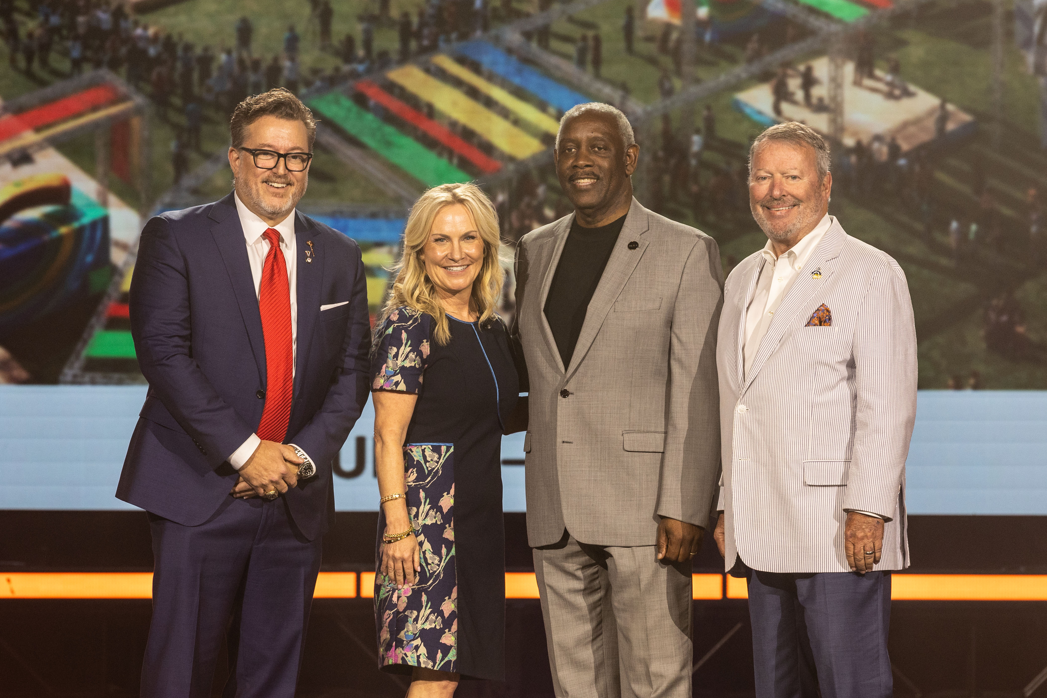 Jason Siegel, Casandra Matej, Mayor Demmings y Mayor Dyer durante la Semana Nacional de Viajes y Turismo de Visit Orlando.