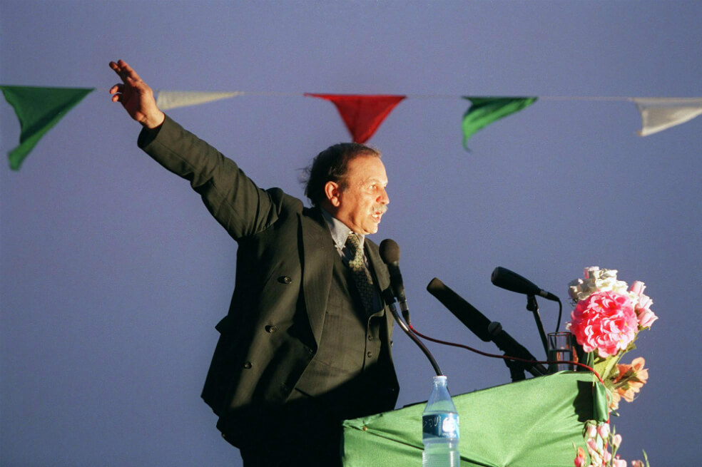 Dimite Bouteflika, el gran conspirador que entregó Argelia al Ejército