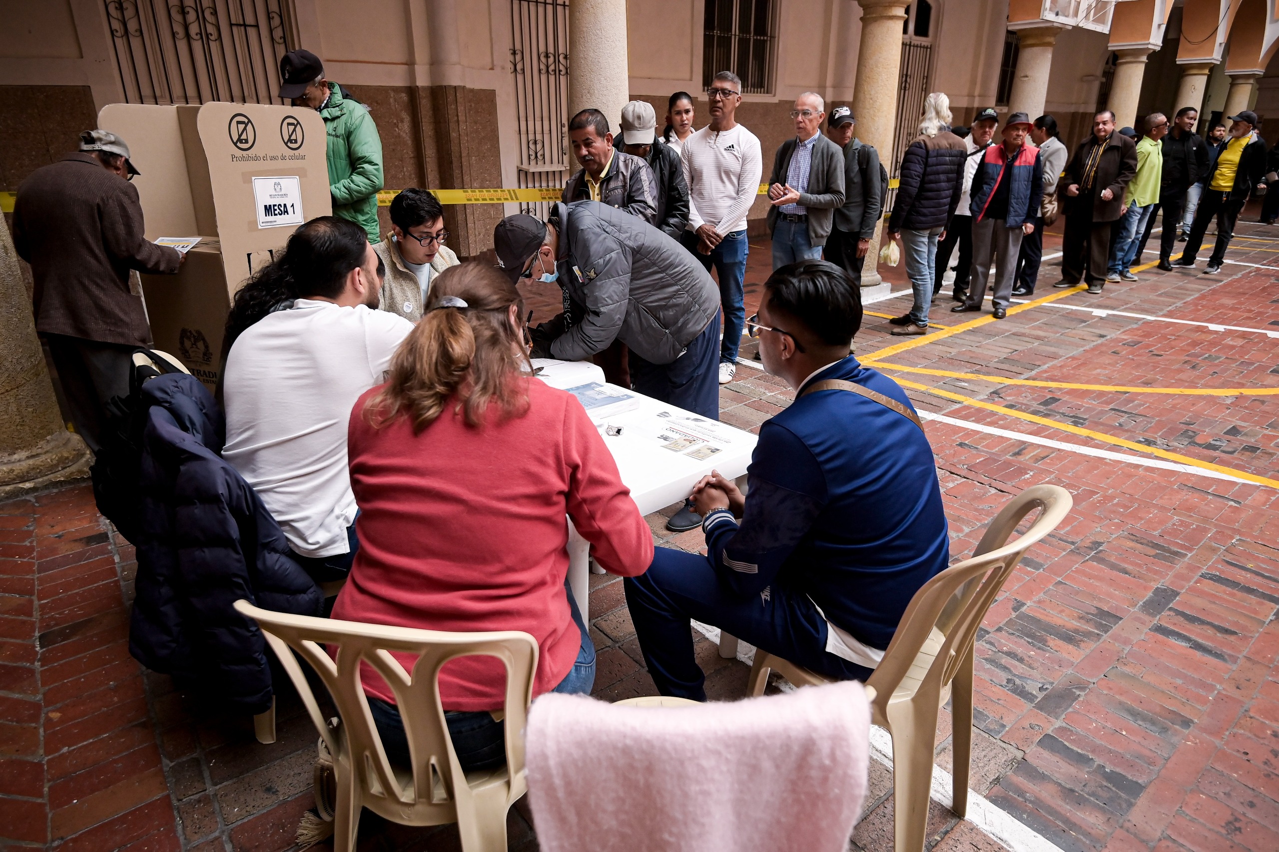 Crece el respaldo a la institucionalidad mientras avanzan los escrutinios de primera vuelta