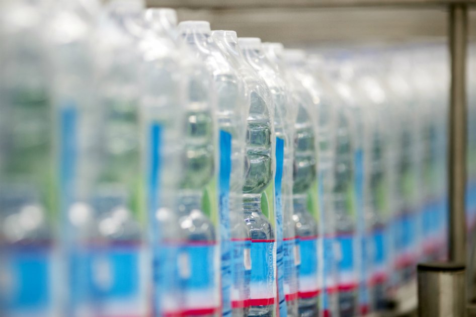 Por primera vez se venderá más agua embotellada que gaseosas