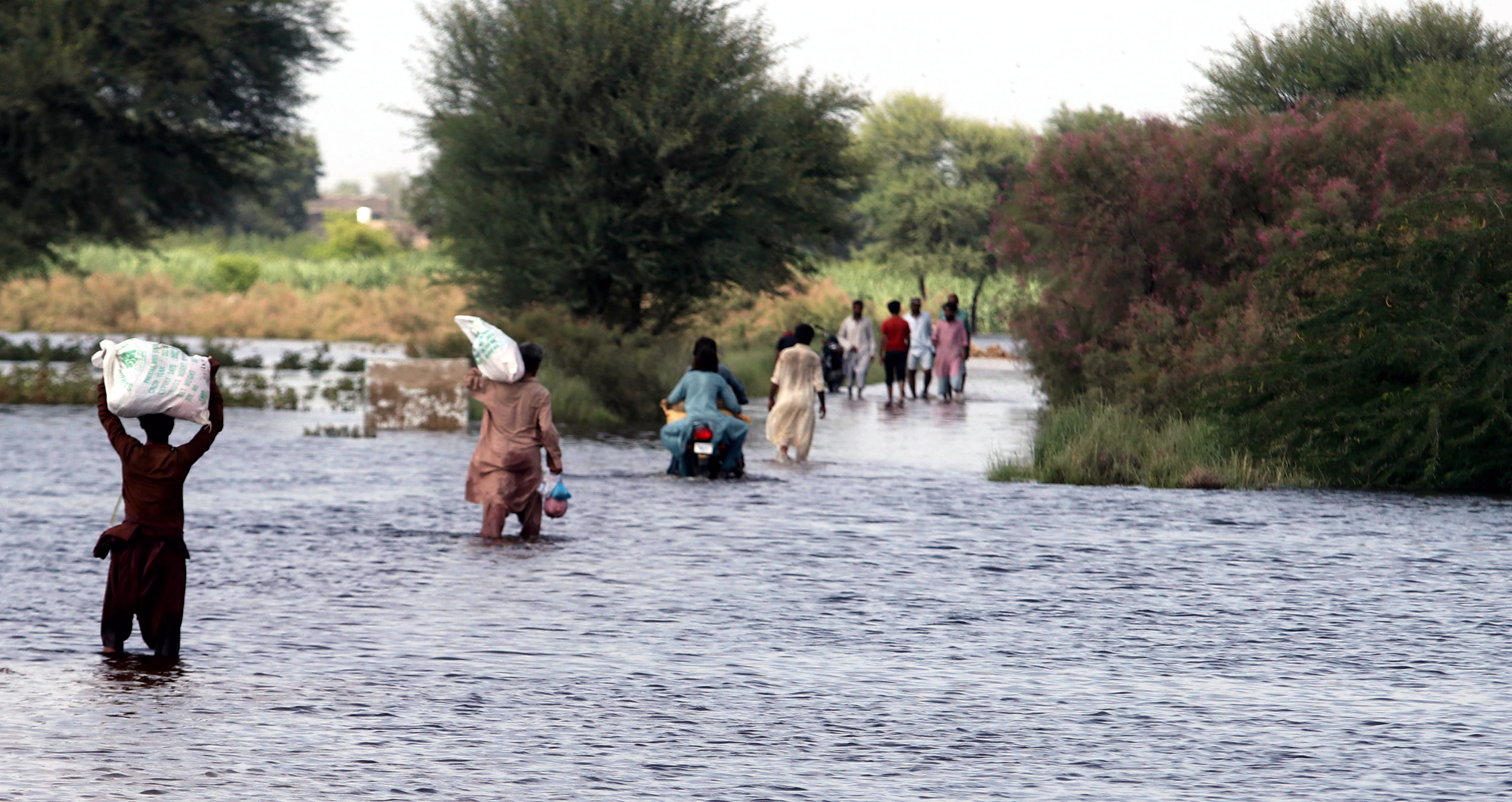 Sanghar (Pakistan), 28/08/2022.- People affected by monsoon rains and floods move to higher grounds in Sanghar district, Sindh province, Pakistan, 28 August 2022. According to the National Disaster Management Authority (NDMA) on 27 August, flash floods triggered by heavy monsoon rains have killed over 1000 people across Pakistan since mid-June 2022. More than 33 million people have been affected by floods, the country's climate change minister said. (Inundaciones) EFE/EPA/REHAN KHAN