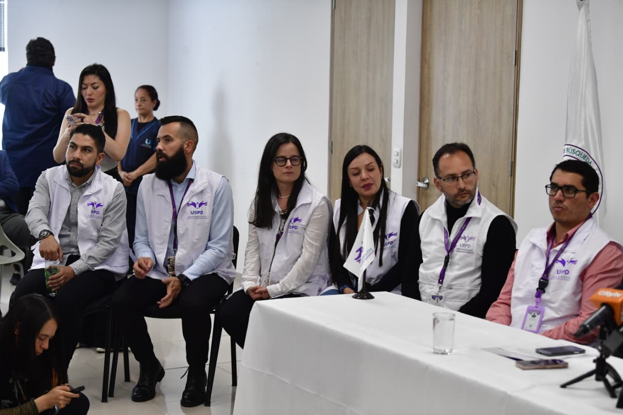 El equipo técnico interdisciplinario de la Unidad de Búsqueda de Personas Dadas por Desaparecidas (UBPD) que contribuyó al hallazgo, identificación y entrega del cuerpo de Camilo Torres.