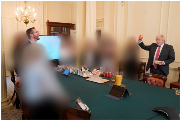 Una reunión en la sala del gabinete de gobierno Downing Street el 19 de junio de 2020, celebrando el cumpleaños del primer ministro. A la derecha de la foto está Simon Case, secretario de gabinete
