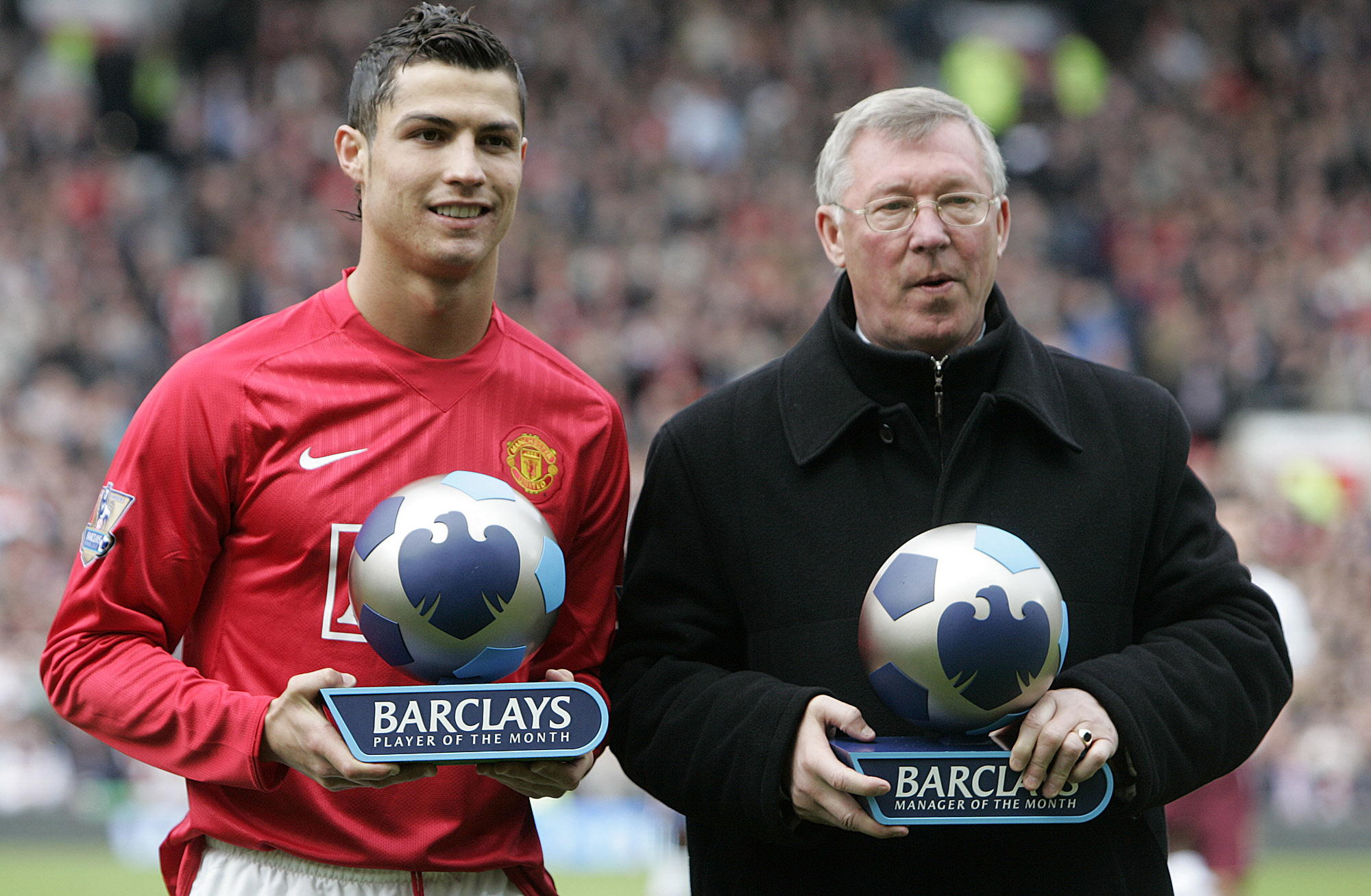 (ARCHIVO) En esta imagen de archivo tomada el 13 de abril de 2008, el centrocampista portugués del Manchester United Cristiano Ronaldo (izquierda) y el entrenador Sir Alex Ferguson reciben los premios al mejor jugador y al mejor entrenador del mes antes de su partido de la Premier League inglesa contra el Arsenal en Old Trafford, en Mánchester, al noroeste de Inglaterra. Alex Ferguson se retirará como entrenador del Manchester United, según anunció el 8 de mayo de 2013 el campeón de la Premier League inglesa. Ferguson, de 71 años, ha estado al frente del Old Trafford durante 26 años, llevando al United a conquistar 13 títulos de la Premier League y dos de la Liga de Campeones.  FOTO DE AFP/PAUL ELLIS -
