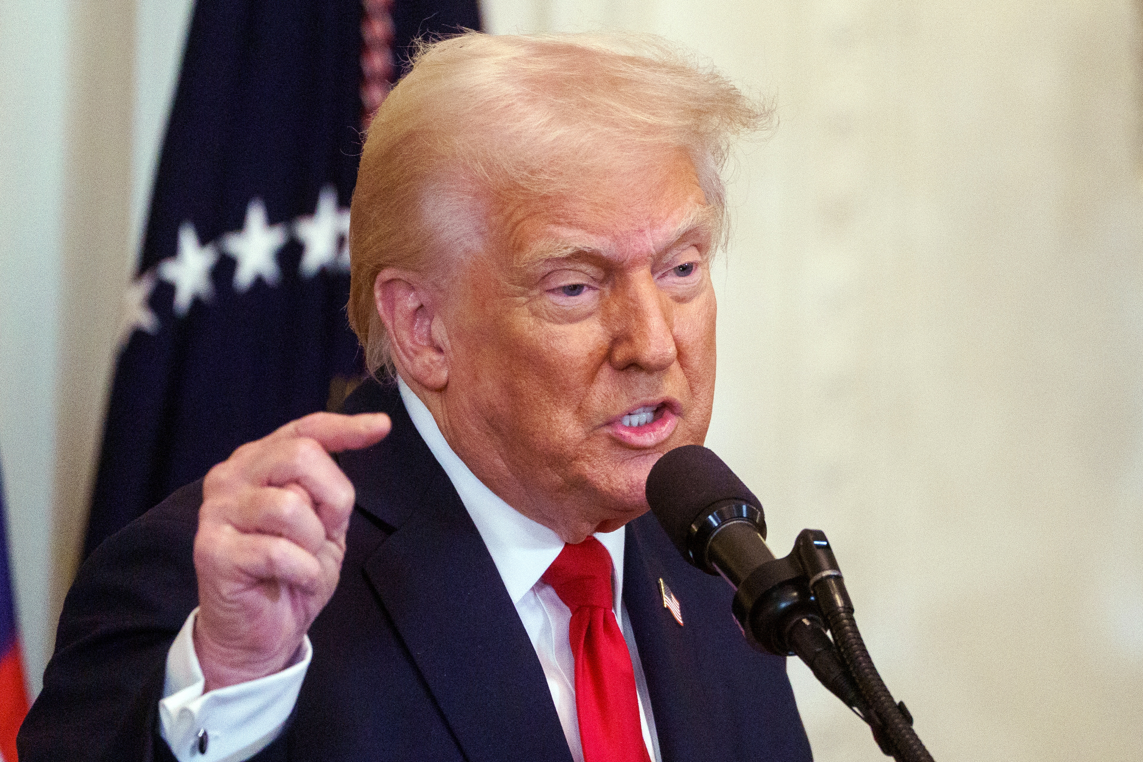 Trump anunció aranceles del 25 % para automóviles no fabricados en EE. UU.