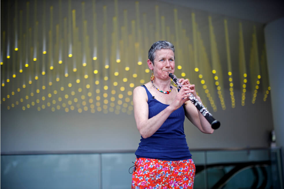 Clare Hoskins, intérprete del oboe, afirma que lo que más extraña en esta época es ensañar con los otros músicos y cantar en el coro.  / AFP