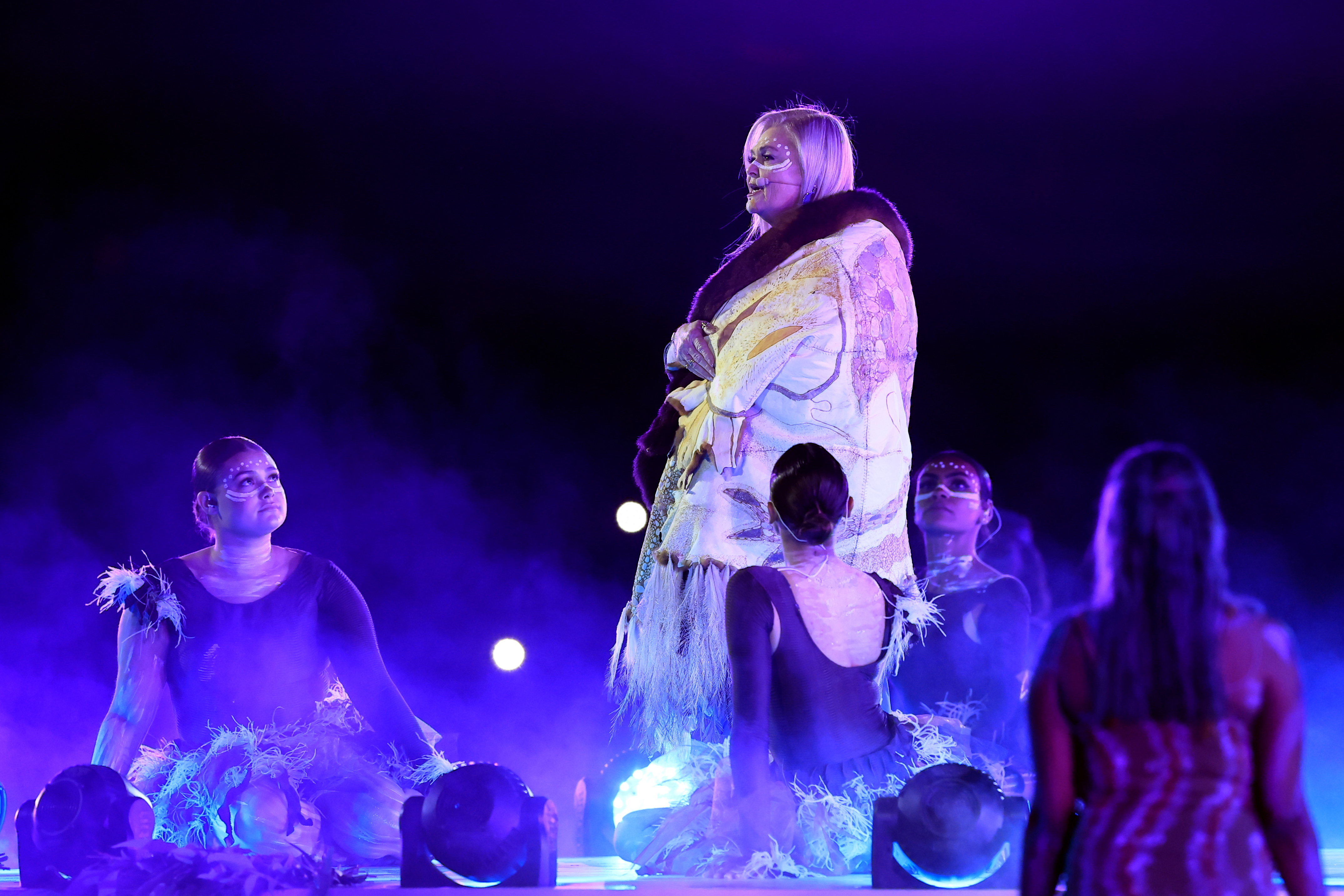 Sydney (Australia), 20/07/2023.- Indigenous artists perform before the FIFA Women's World Cup 2023 soccer match between Australia and the Republic of Ireland at Stadium Australia in Sydney, Australia, 20 July 2023. (Mundial de Fútbol, Irlanda) EFE/EPA/MARK EVANS NO ARCHIVING, EDITORIAL USE ONLY AUSTRALIA AND NEW ZEALAND OUT