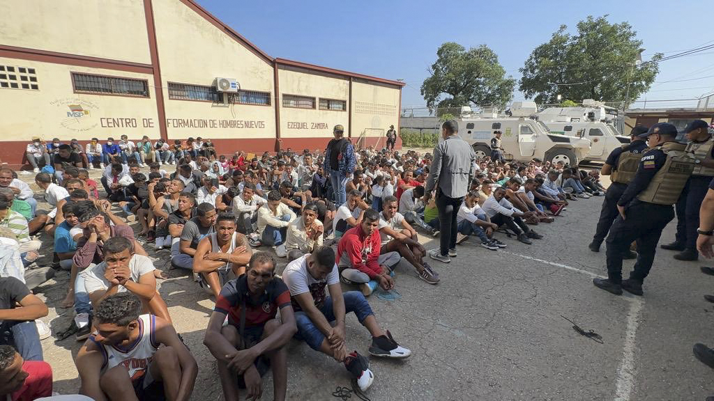 GRAF4749. ARAGUA (VENEZUELA), 21/09/2023.- El Gobierno de Venezuela ayer una operación, con el despliegue de más de 11.000 funcionarios, para desarticular a las bandas criminales que operaban desde la cárcel de Tocorón, ubicada en el estado Aragua, donde se formó la organización criminal transnacional "Tren de Aragua", extendida por Chile, Perú, Bolivia y Colombia, donde hace dos meses fueron detenidos 21 integrantes del grupo. En la imagen, los presos del penal de Tocorón esperan tras ser desalojados. EFE/ Nicolás Maduro vía red social X - SOLO USO EDITORIAL/SOLO DISPONIBLE PARA ILUSTRAR LA NOTICIA QUE ACOMPAÑA (CRÉDITO OBLIGATORIO) -