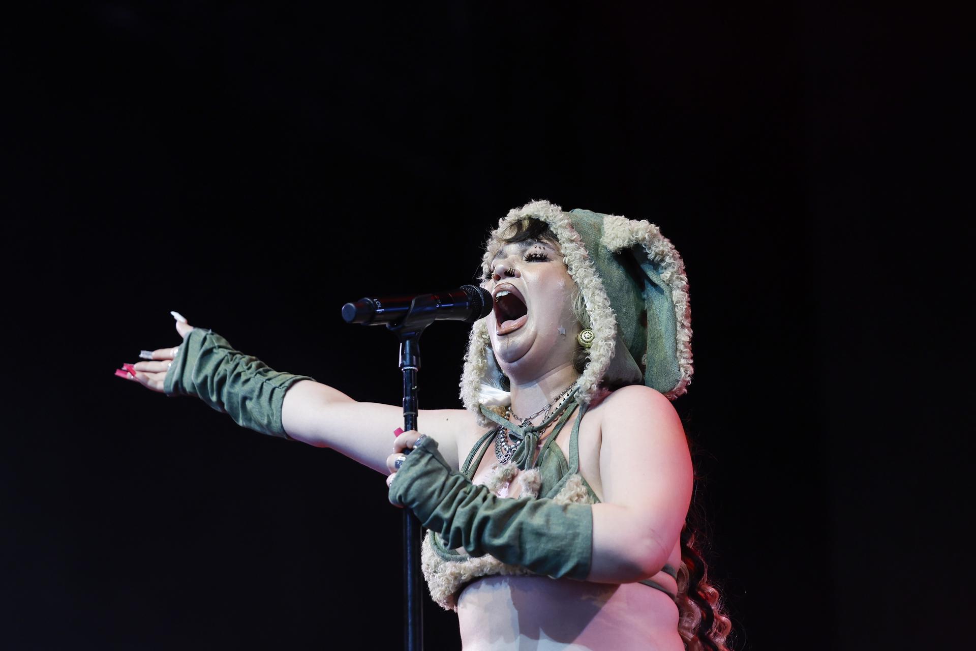 INDIO (United States), 11/04/2025.- Lola Young performs on stage during the Coachella Valley Music and Arts Festival in Indio, California, USA, 11 April 2025. EFE/EPA/CAROLINE BREHMAN

