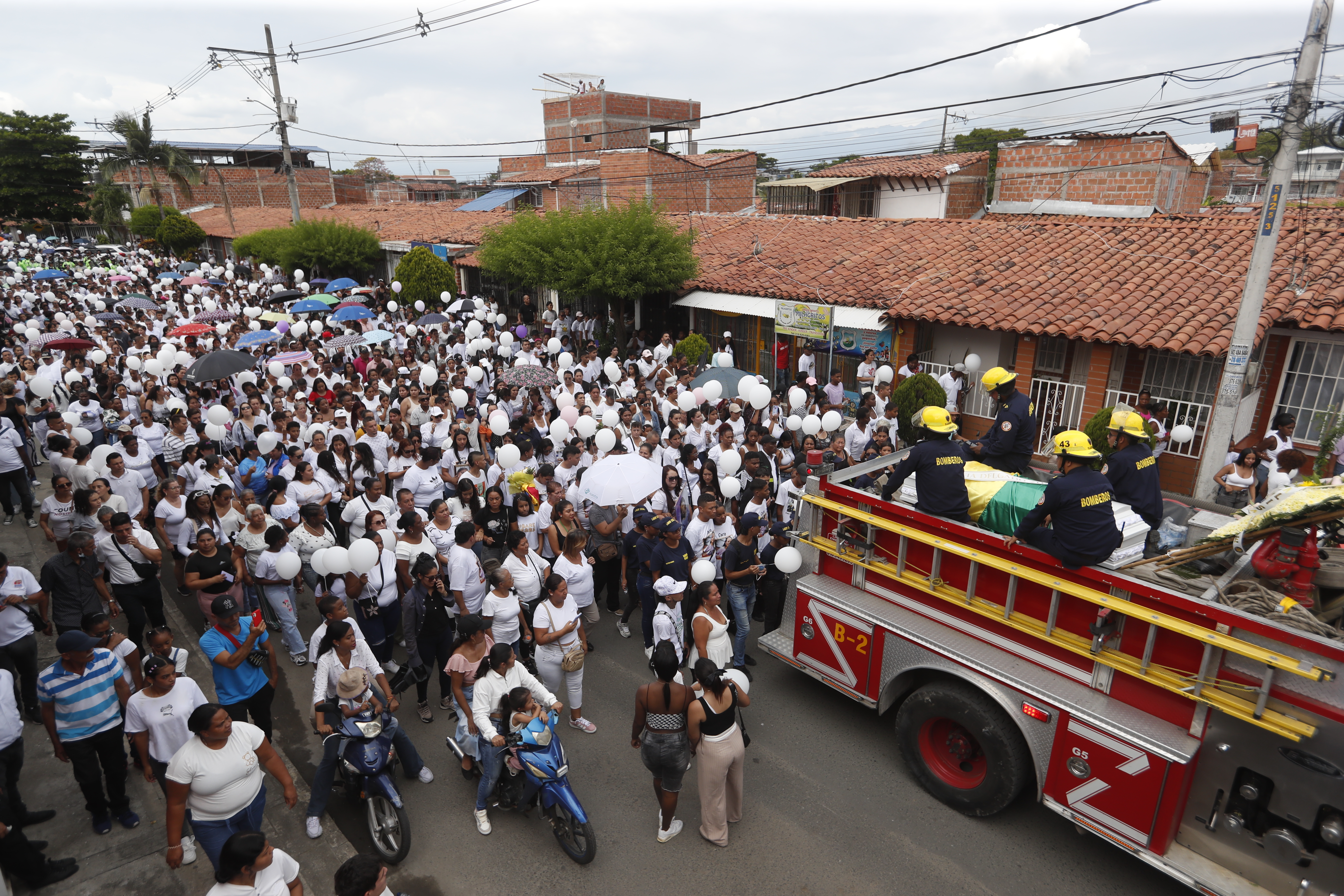 AME9028. CANDELARIA (COLOMBIA), 19/10/2024.- Familiares y amigos asisten al funeral de Sofía Delgado este sábado, en Candelaria (Colombia). Un juez colombiano dictó prisión preventiva para el hombre que confesó asesinar el pasado 29 de septiembre a Sofía Delgado Zúñiga, una niña de 12 años cuyo cuerpo fue hallado por las autoridades en un cañaduzal de la Candelaria, en el suroeste de Colombia, en el que la enterró el mismo día que la mató, informó la Fiscalía. EFE/ Ernesto Guzmán