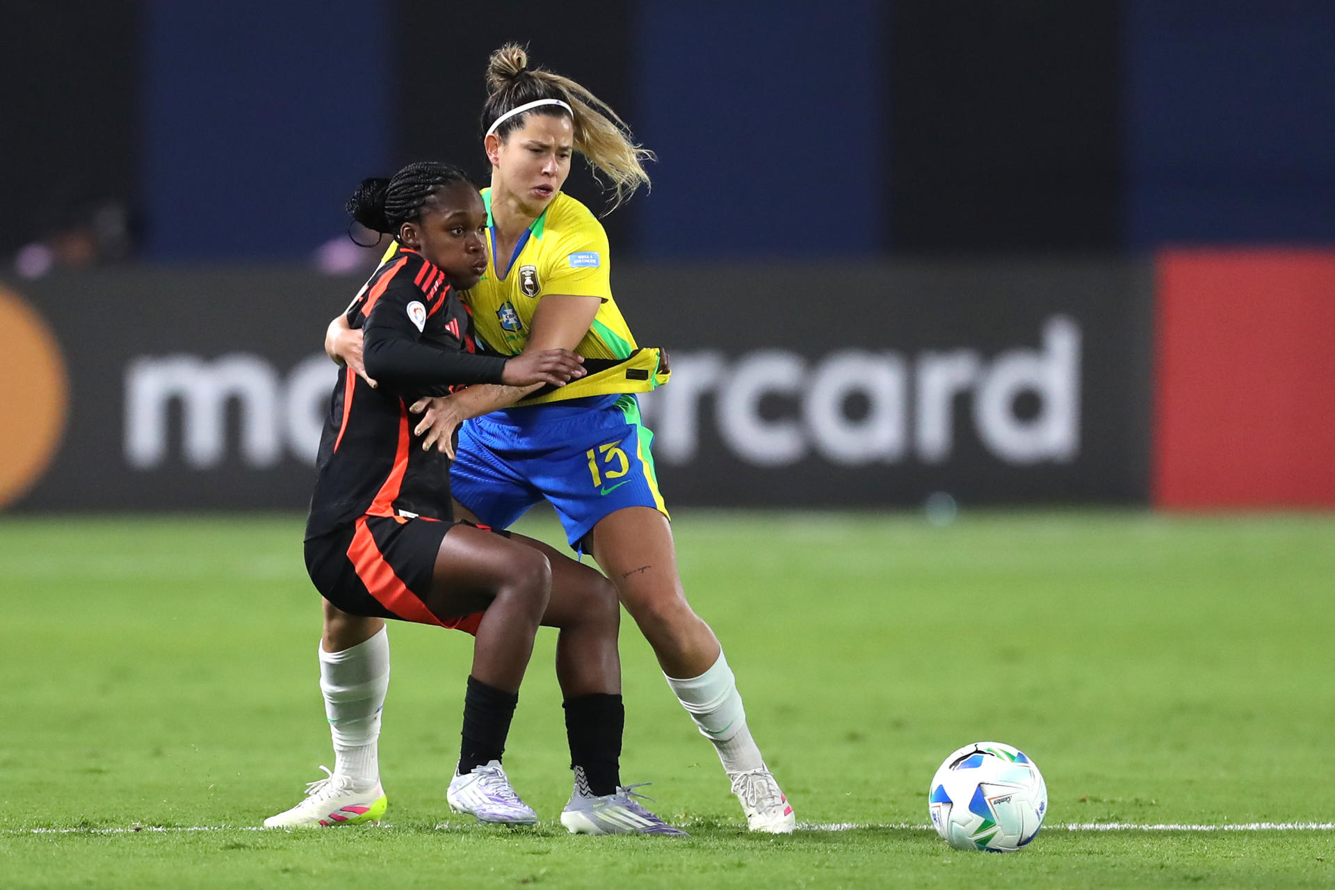 AMDEP9133. QUITO (ECUADOR), 25/07/2025.- Fernanda Palermo (d) de Brasil disputa el balón con Linda Caicedo de Colombia este viernes, en un partido de la fase de grupos de la Copa América Femenina entre Brasil y Colombia en el estadio Banco Guayaquil en Quito (Ecuador). EFE/ José Jácome