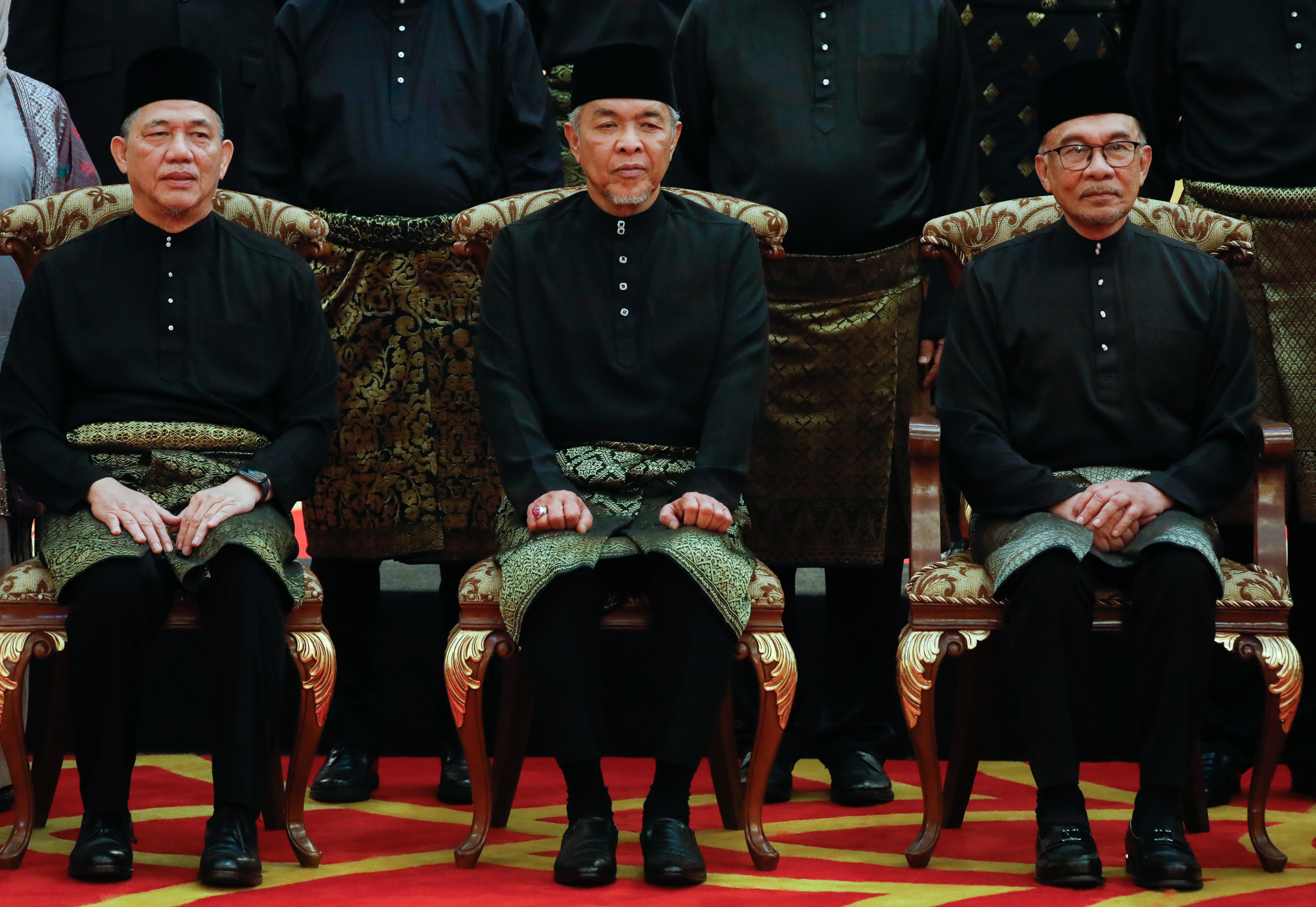 Kuala Lumpur (Malaysia), 03/12/2022.- Malaysia's Prime Minister Anwar Ibrahim (R) along with his deputies Ahmad Zahid Hamidi (C) and Fadillah Yusof (L) after swearing-in ceremony of the country's new cabinet at the National Palace in Kuala Lumpur, Malaysia, 03 December 2022. (Malasia) EFE/EPA/HASNOOR HUSSAIN / POOL