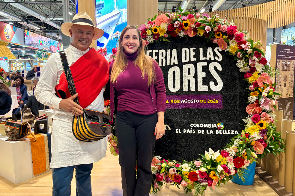 Representante de los silleteros y Ana María López Acosta, secretaria de Turismo y Entretenimiento de Medellín.
