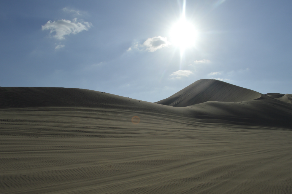 Se esconde el sol entre la suave arena del desierto de Ica. / Catalina Castaño Carmona