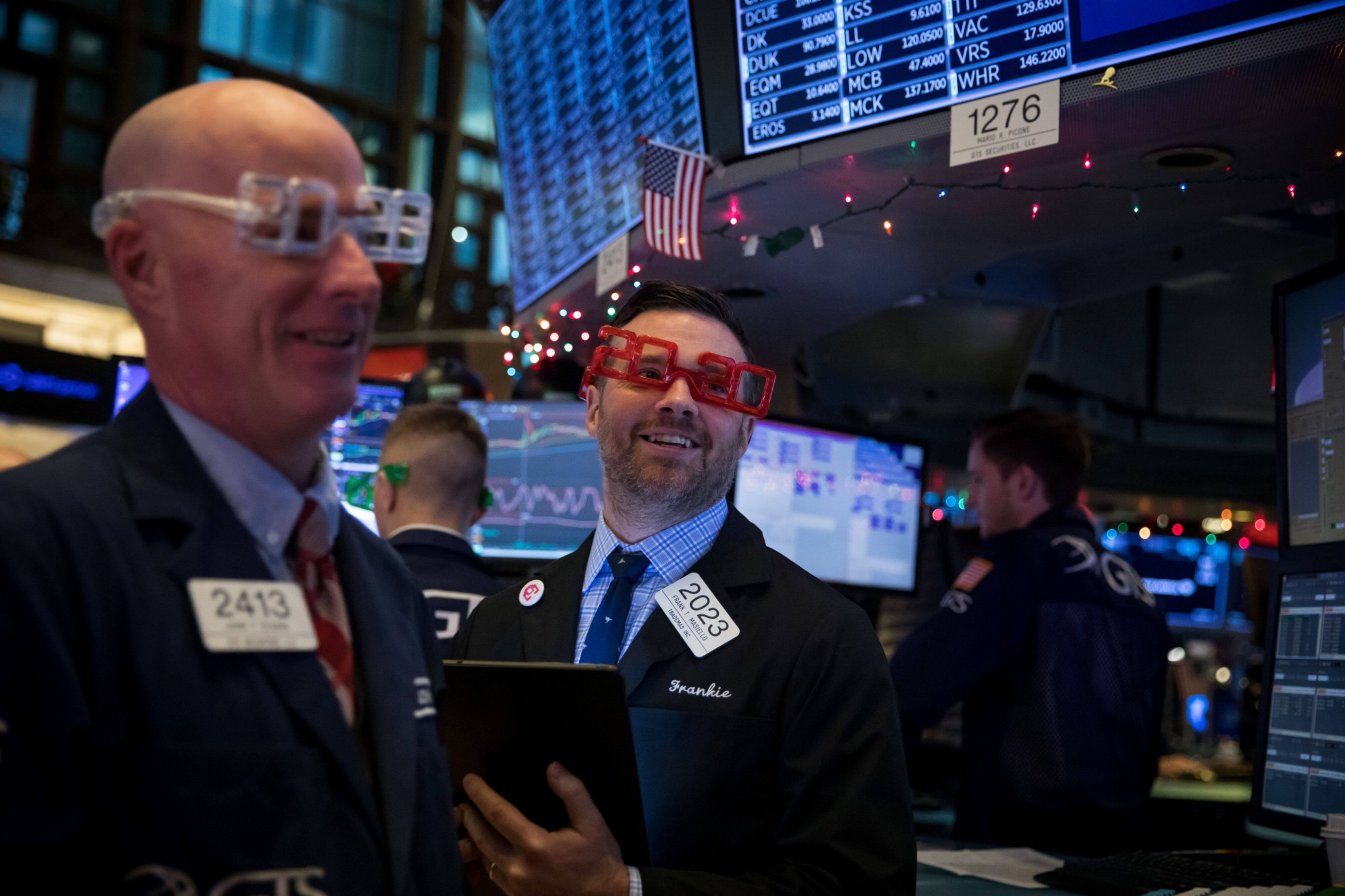Wall Street cierra mixto con alza de tecnológicas y menor temor a virus chino