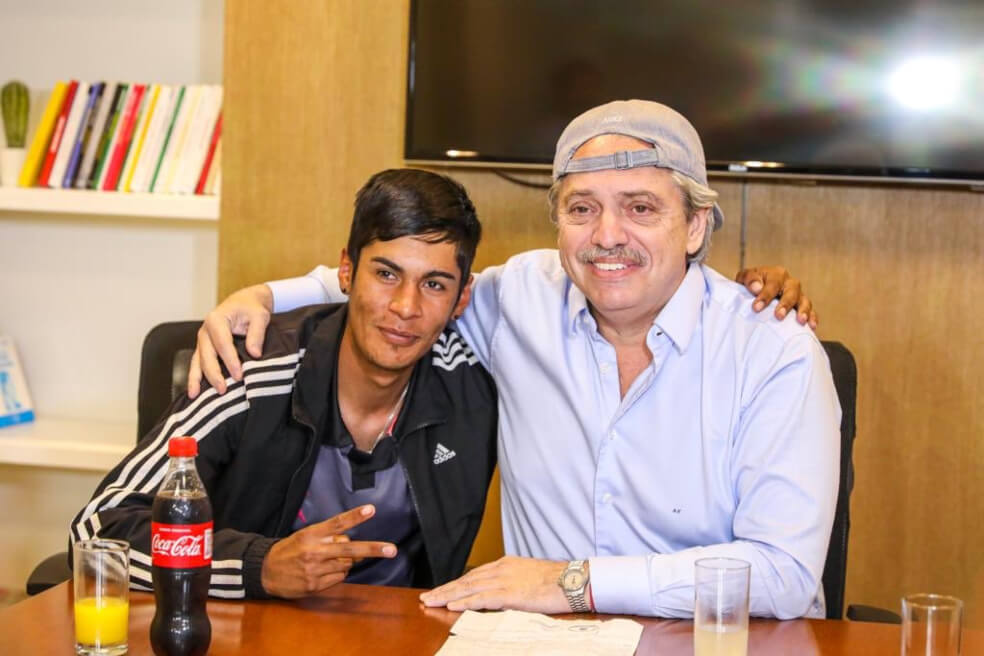 ¿Fue oportunista presidente electo de Argentina por reunirse con joven discriminado?
