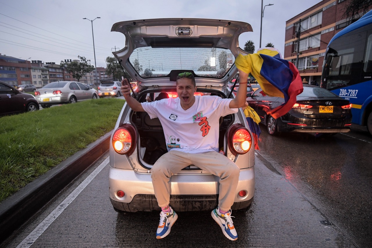 En la localidad de Usme, al sur de Bogotá, se ha conocido a través de reportes ciudadanos que miles de personas han salido a las calles a festejar el triunfo de Petro en las urnas. Hasta el momento se aprecia una afectación en la movilidad del sector Santa Librada.