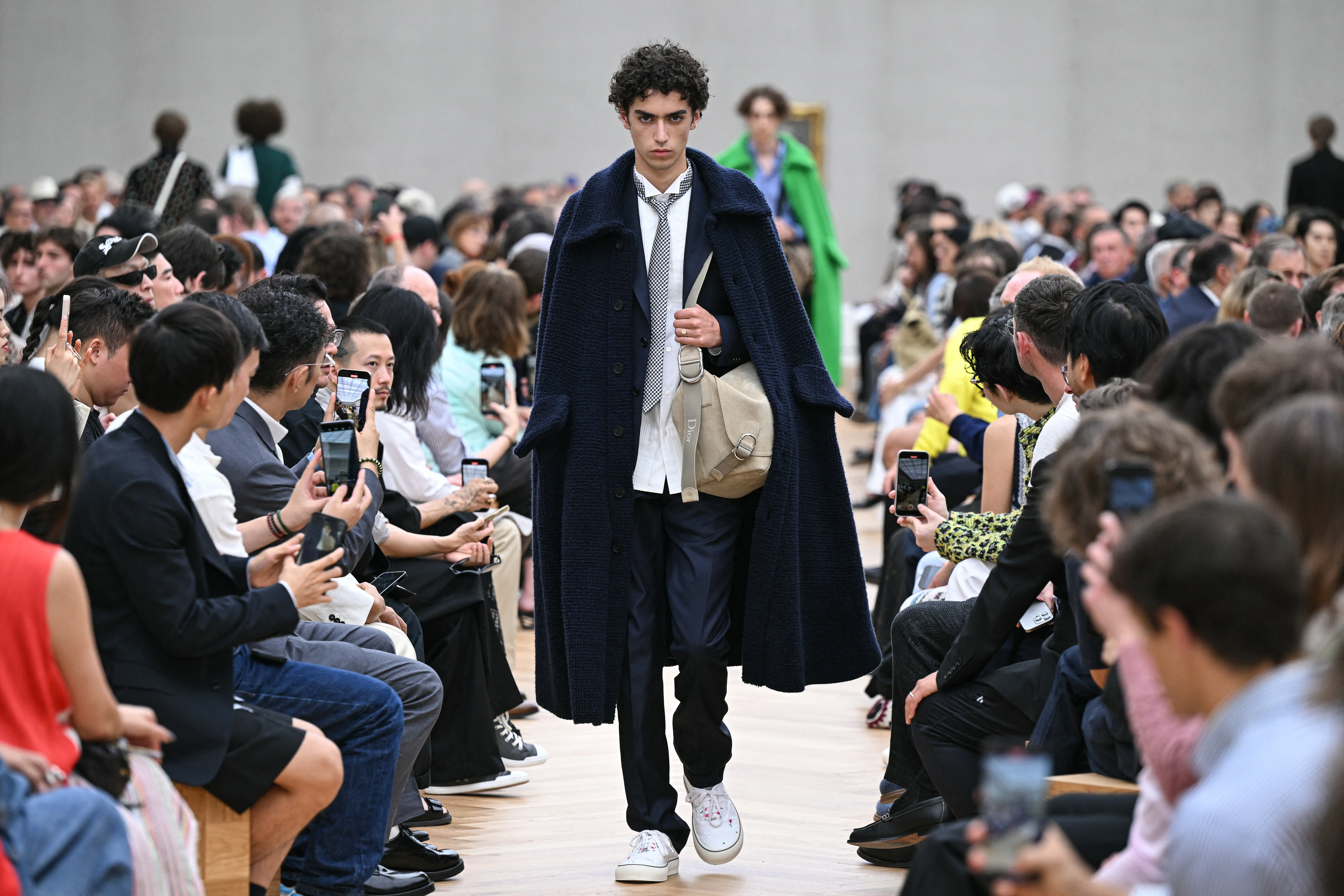 Jonathan Anderson debutó en Dior: el diseñador le da una mirada juvenil a la marca