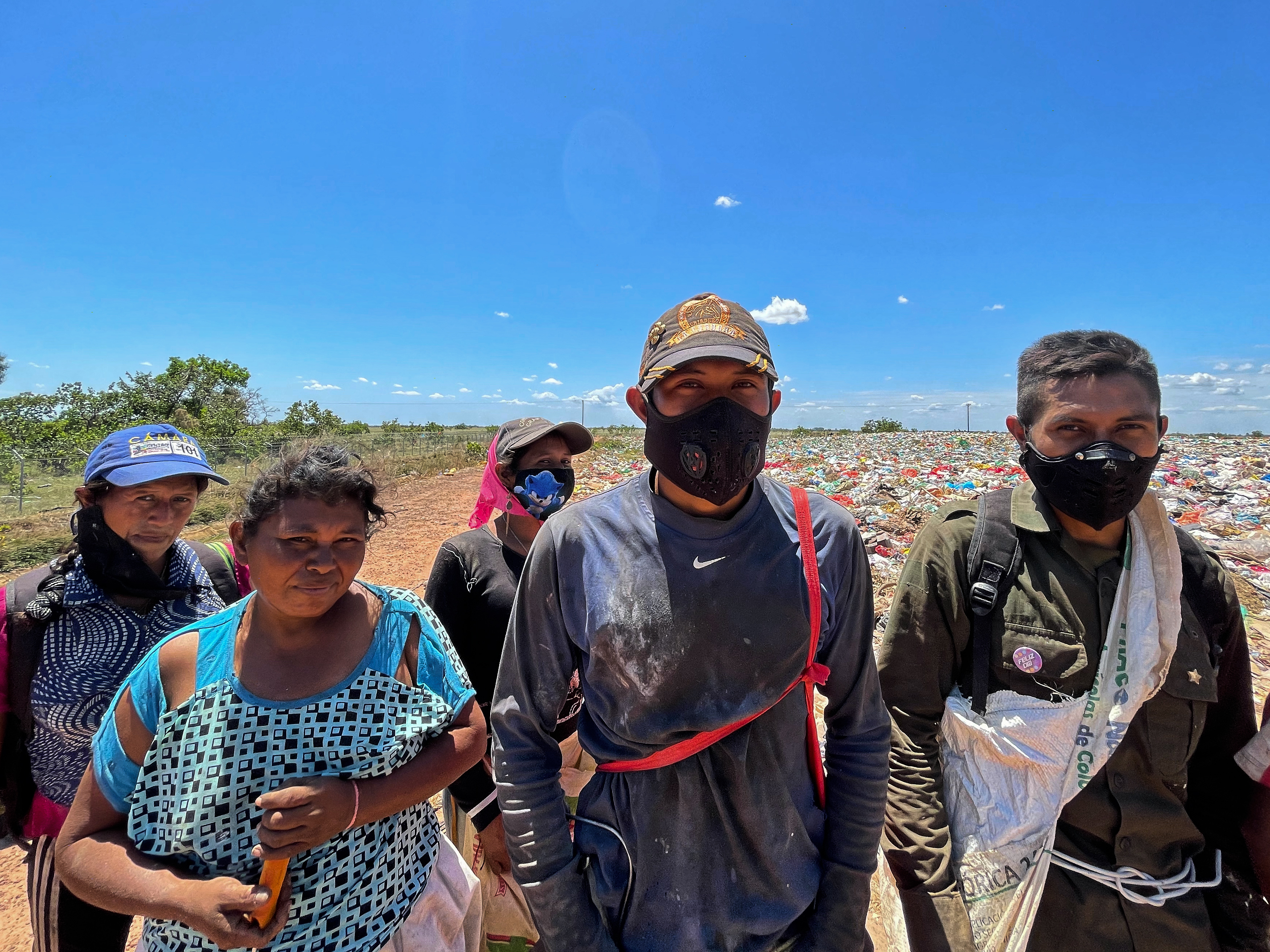 Amorúas, Sikuanis y migrantes recogen todos los días botellas plásticas en el relleno sanitario de Puerto Carreño (Vichada) para recibir $10.000 por kilo y así alimentarse