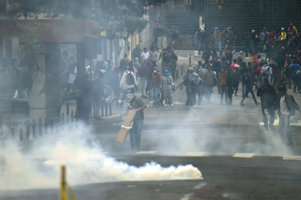 Ola de protestas en Ecuador deja un muerto, 14 heridos y cientos de detenidos