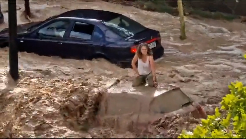 Casas bajo el agua y vehículos arrastrados: así se ven las inundaciones en Zaragoza