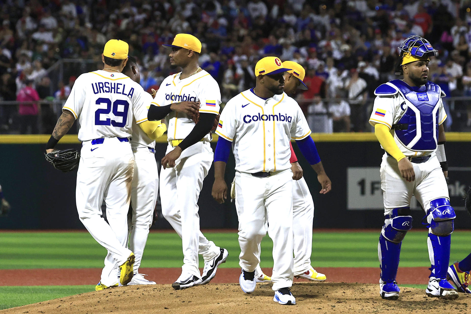 AME1245. SAN JUAN (PUERTO RICO), 06/03/2026.- Jugadores de Colombia reaccionan este viernes, en un partido del Clásico Mundial de Béisbol entre Puerto Rico y Colombia en el estadio Hiram Bithorn en San Juan (Puerto Rico). EFE/ Thais Llorca
