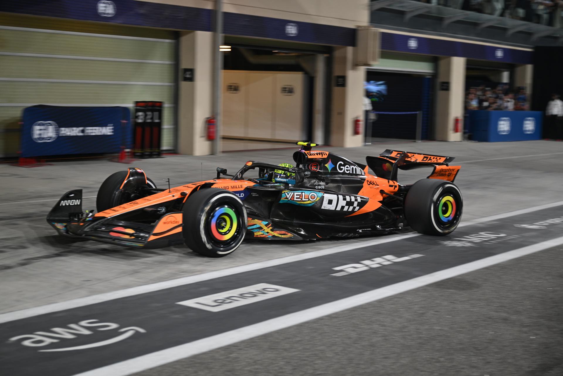 ABU DHABI (United Arab Emirates), 07/12/2025.- McLaren driver Lando Norris of Britain makes a pit stop in the Formula One Abu Dhabi Grand Prix at the Yas Marina Circuit racetrack in Abu Dhabi, United Arab Emirates, 07 December 2025. (Fórmula Uno, Emiratos Árabes Unidos, Reino Unido) EFE/EPA/Andrej ISAKOVIC / POOL
