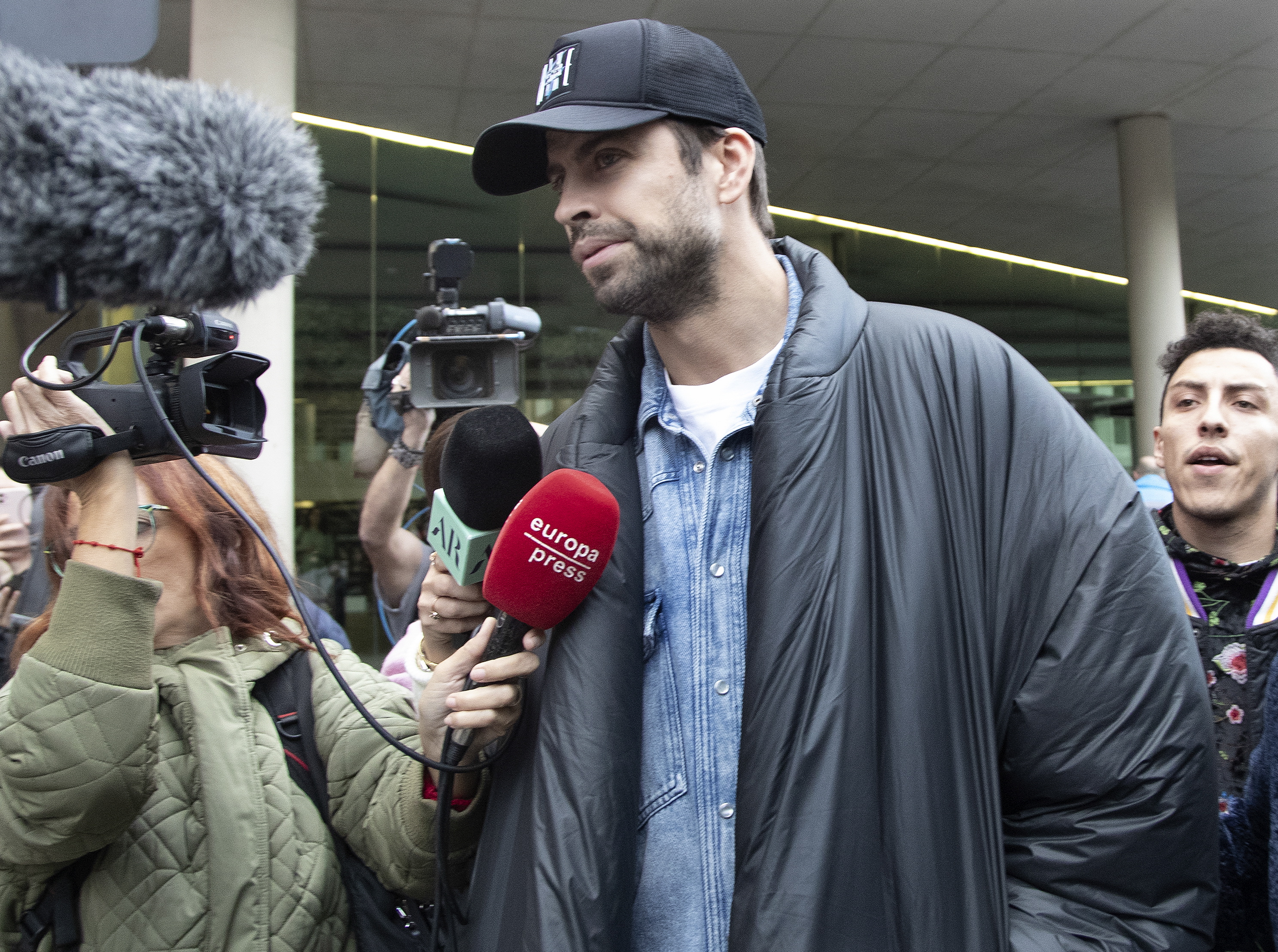 Video: Piqué fue captado huyendo de la casa de Shakira