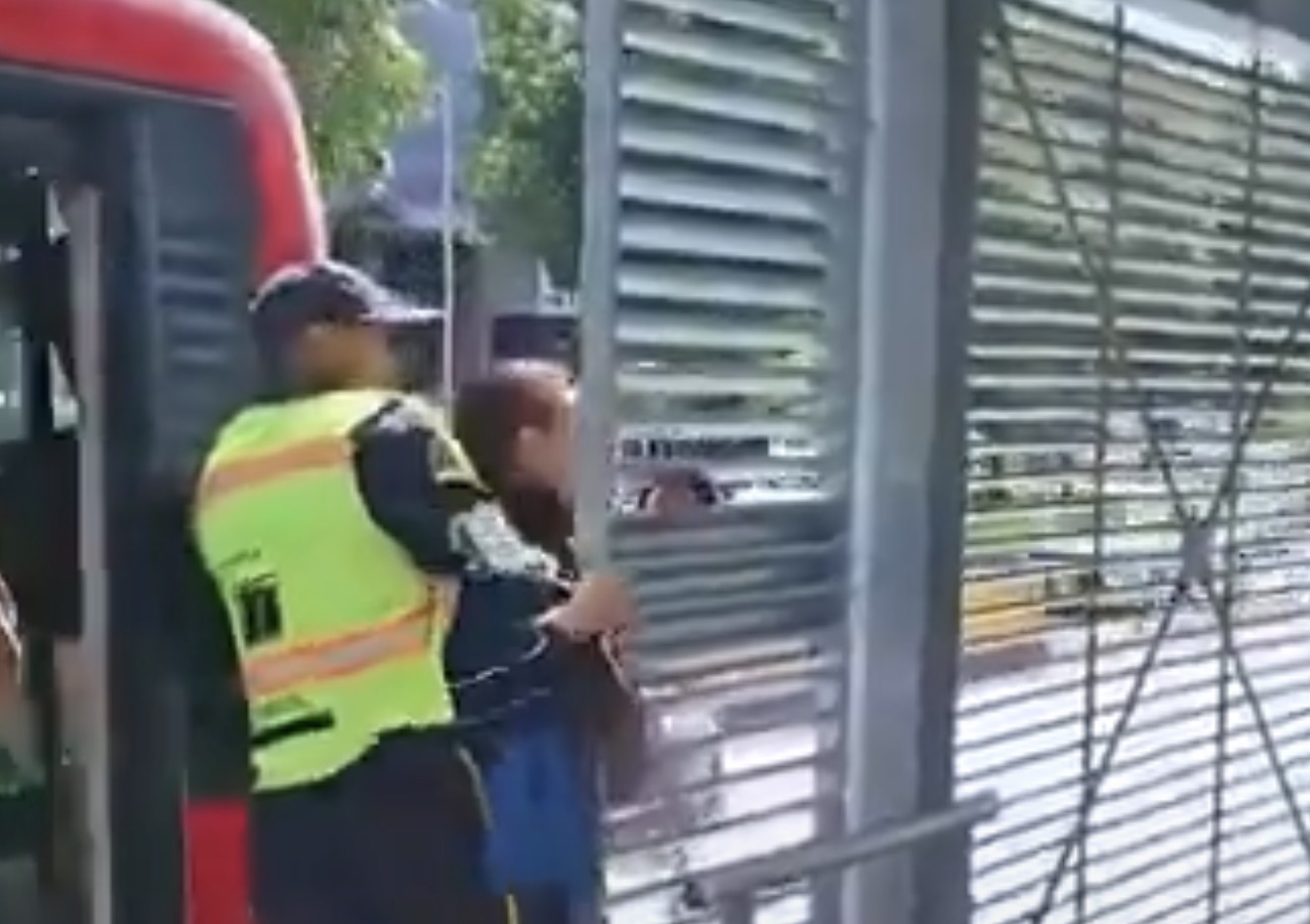 En video: mujer ingresó ilegalmente a Transmilenio y casi termina arrollada