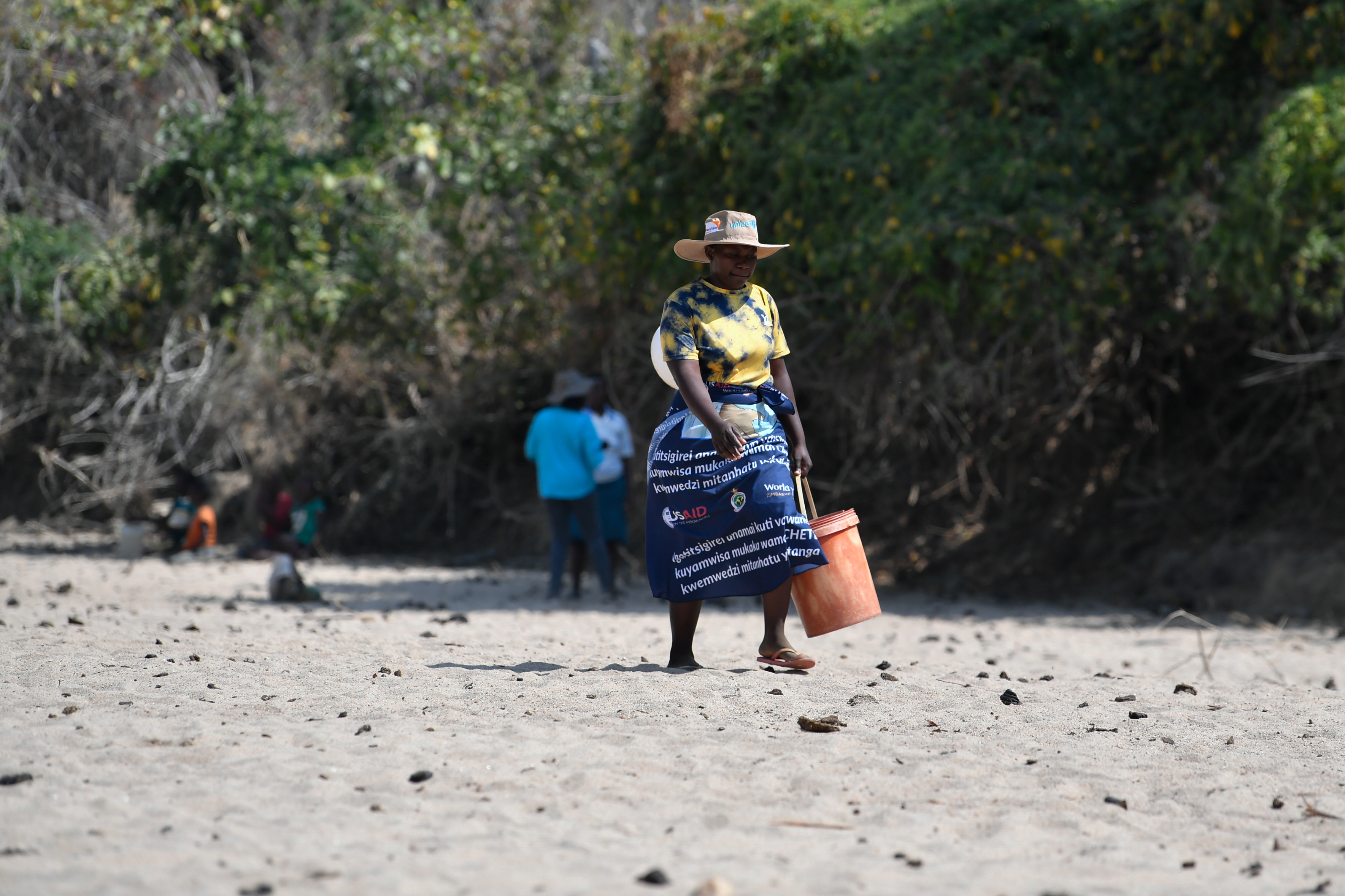 Mudzi District (Zimbabwe), 08/08/2024.- A woman from Kurema village makes her way to collect water from a bore hole known as 'kufura' in Mudzi District, Eastern part of Zimbabwe, 08 August 2024 (issued 09 August 2024). To reach water, villagers dig 'kufuras' in the Vhumbuzi river bed after the river has dried up due to El Nino-induced drought. Zimbabwe, like most Sub-Saharan countries, is in the grip of the 2023/24 El Nino-induced drought which has resulted in massive crop failure, depletion of water resources and pastures, according to UNICEF. (sequía, Niza, Zimbabue) EFE/EPA/MUNASHE CHOKODZA