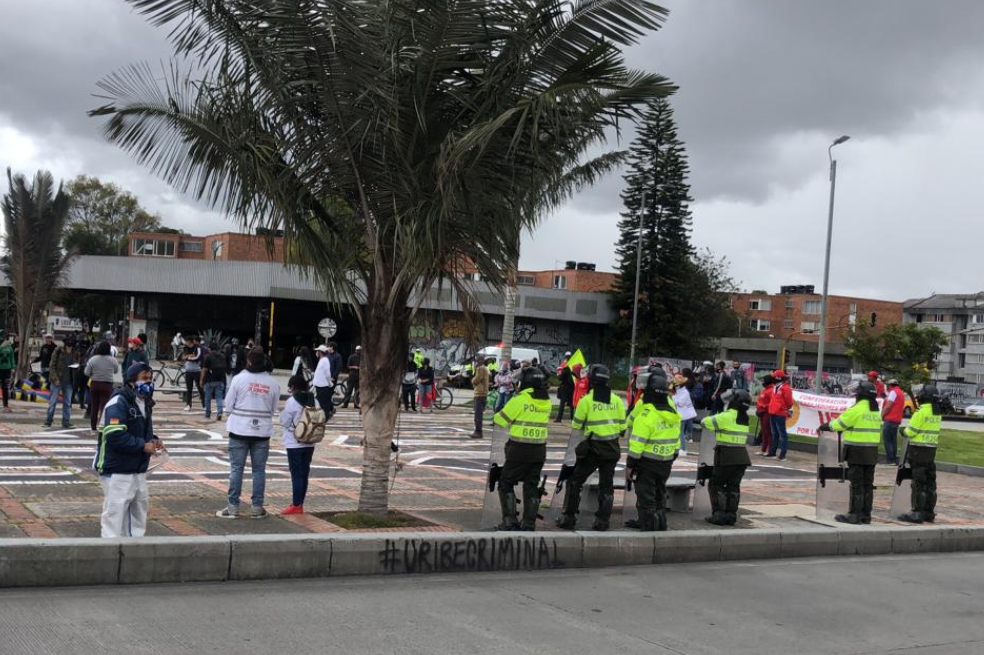 Protesta pacífica en la autopista Norte de Bogotá por la muerte de líderes sociales
